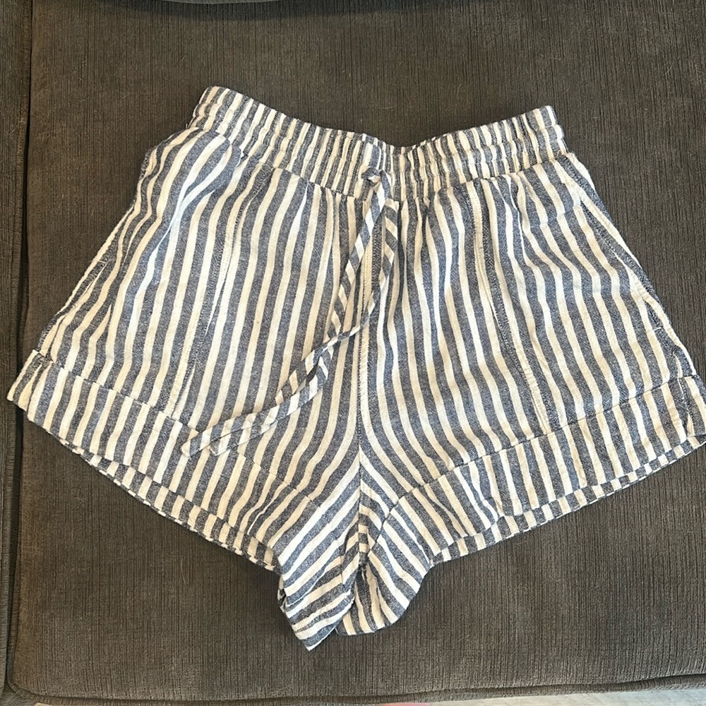 Elastic striped shorts with drawstring